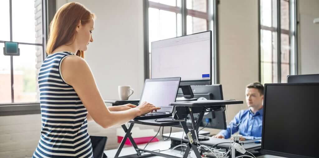 trabajar de pie en la oficina con el ordenador